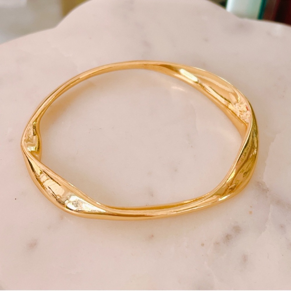 Elegant Hammered Bracelet 18k gold plated  7"